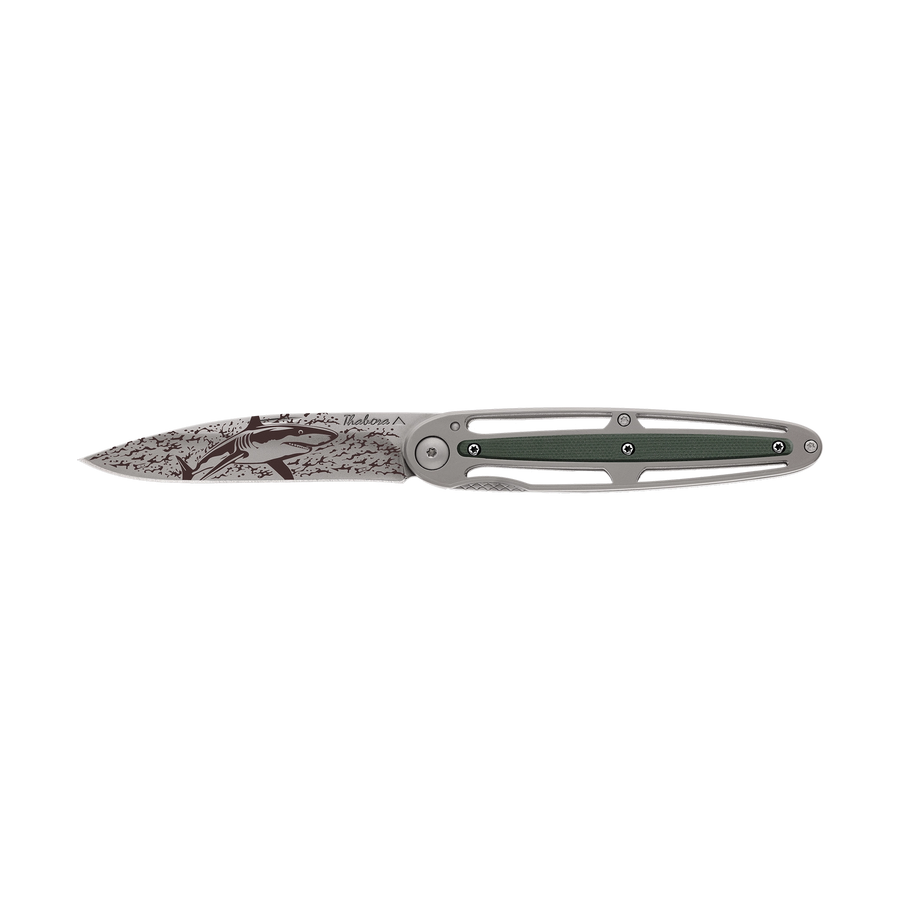 Couteau acier finition titane gris plaquette centrale résine g10 kaki motif «requin»