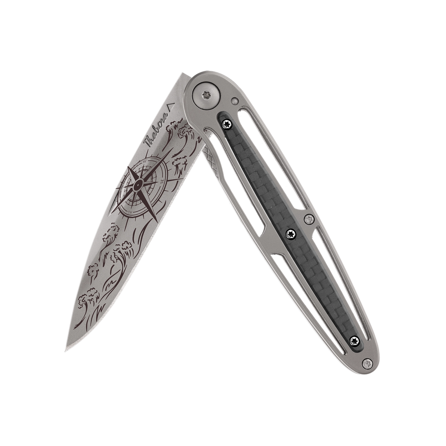 Couteau acier finition titane gris plaquette centrale carbone motif «navigation»