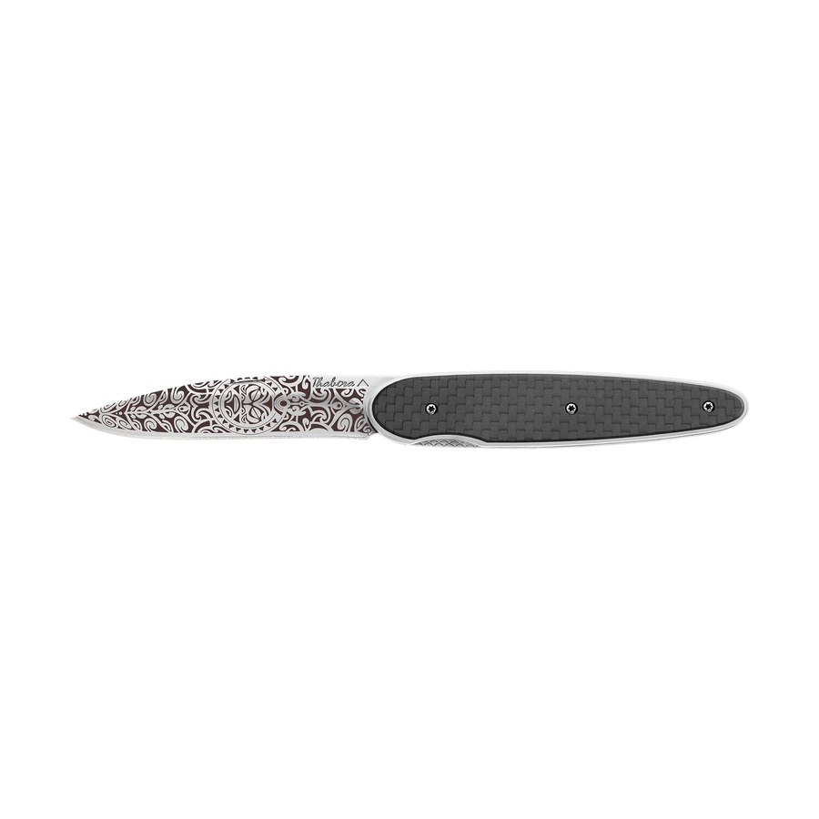 Couteau acier finition brillante plaquette pleine carbone motif «tiki»