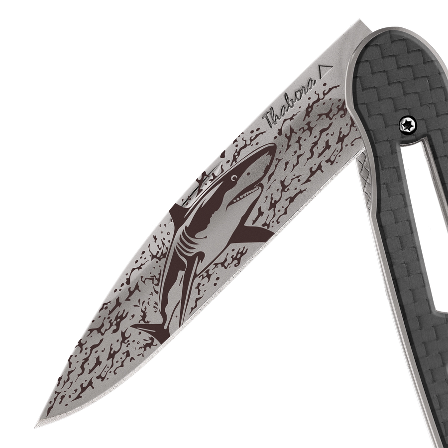 Couteau acier finition titane gris plaquette ajourée carbone motif «requin»