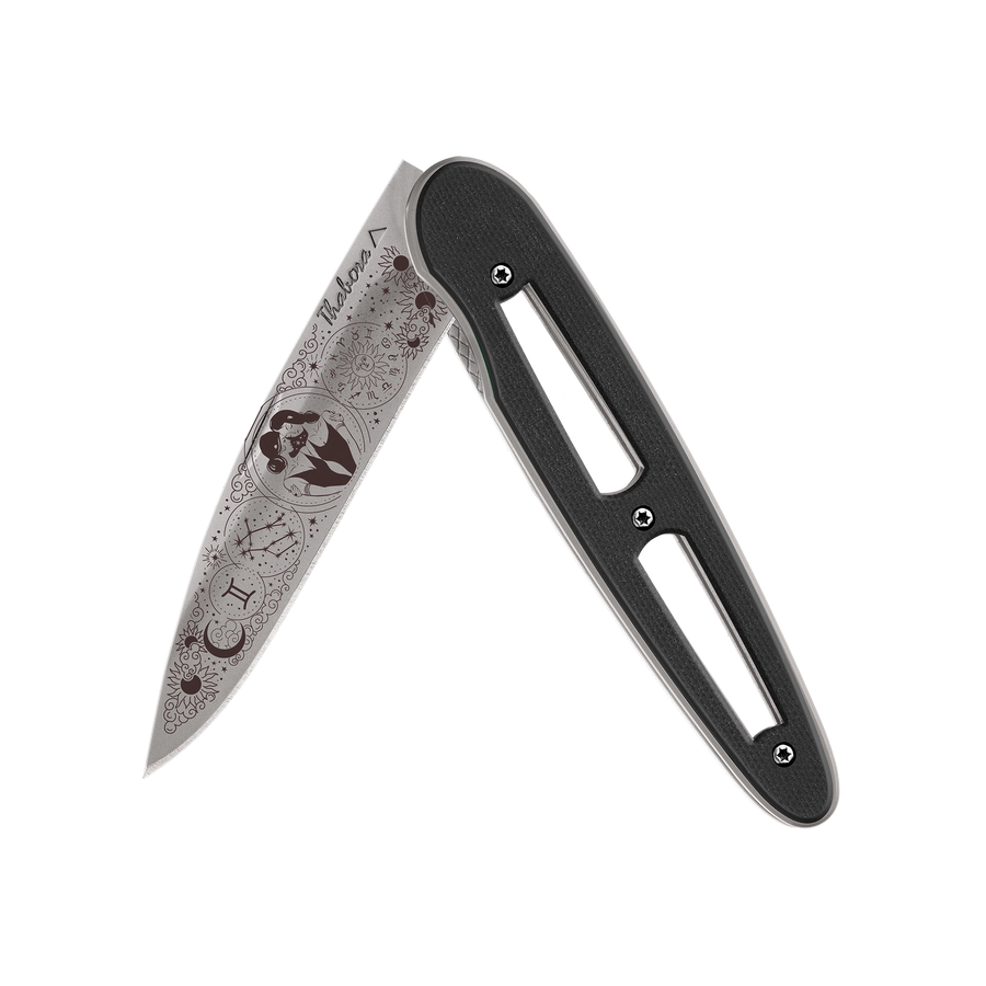 Couteau acier finition titane gris plaquette ajourée résine g10 noir motif «zodiaque gémeaux»
