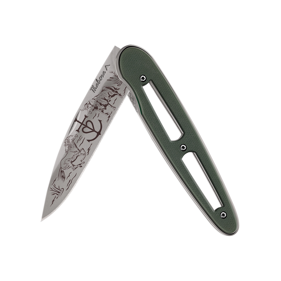 Couteau acier finition titane gris plaquette ajourée résine g10 kaki motif «camargue»