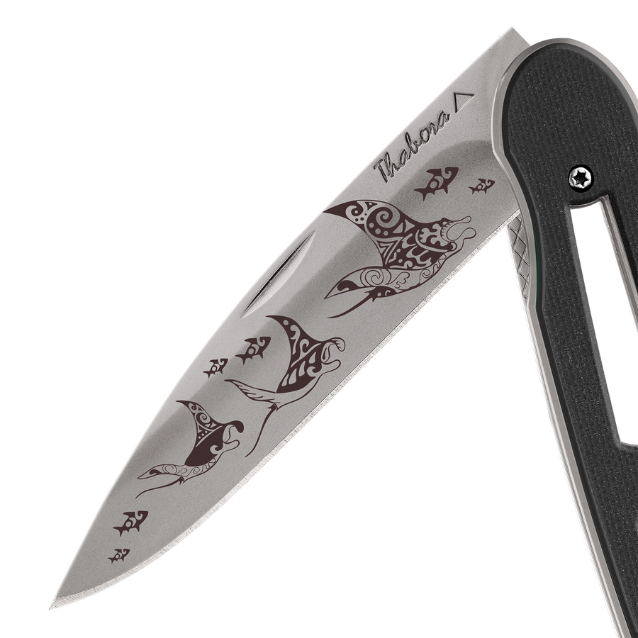 Couteau acier finition titane gris plaquette ajourée résine g10 noir motif «raie manta»