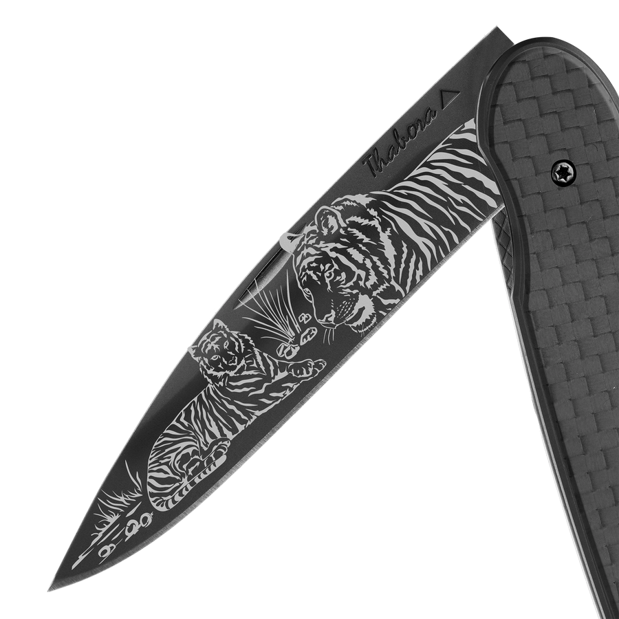 Couteau acier finition titane noir plaquette pleine carbone motif «tigres»
