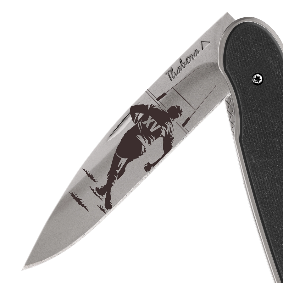 Couteau acier finition titane gris plaquette pleine résine g10 noir motif «rugby»