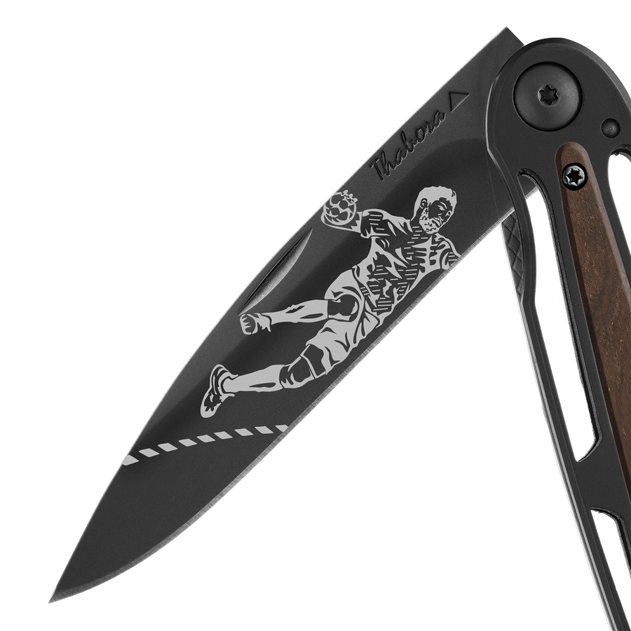 Couteau acier finition titane noir plaquette centrale bois foncé motif «handball»
