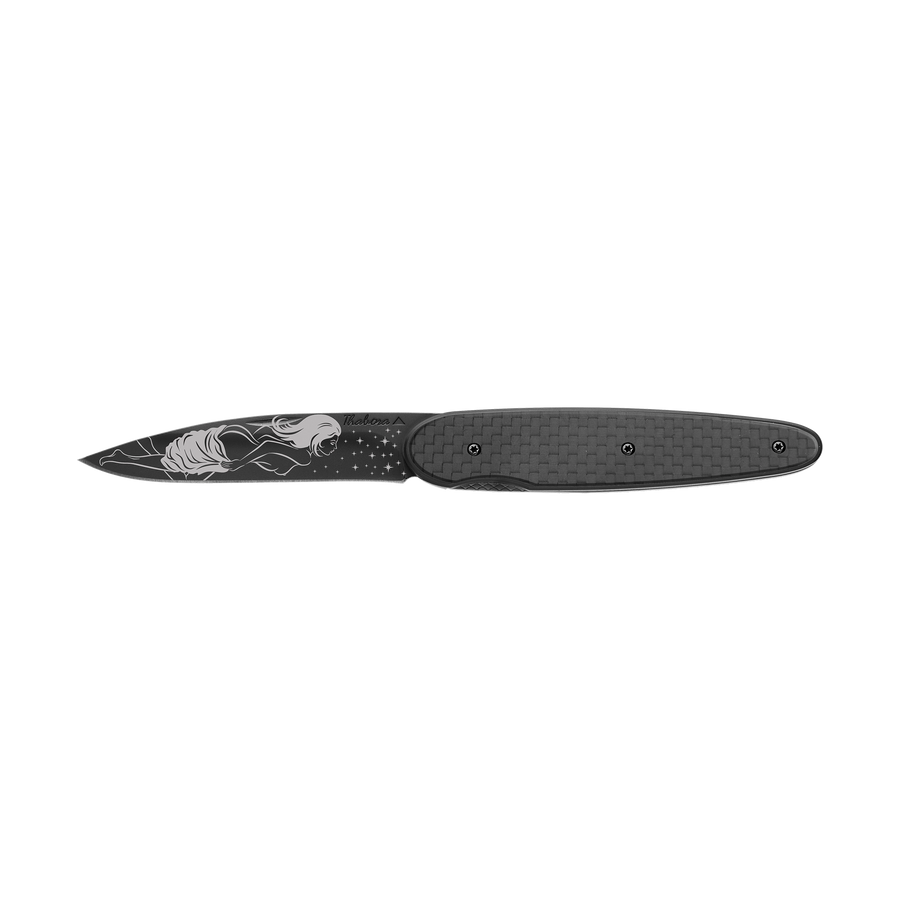 Couteau acier finition titane noir plaquette pleine carbone motif «femme dénudée»