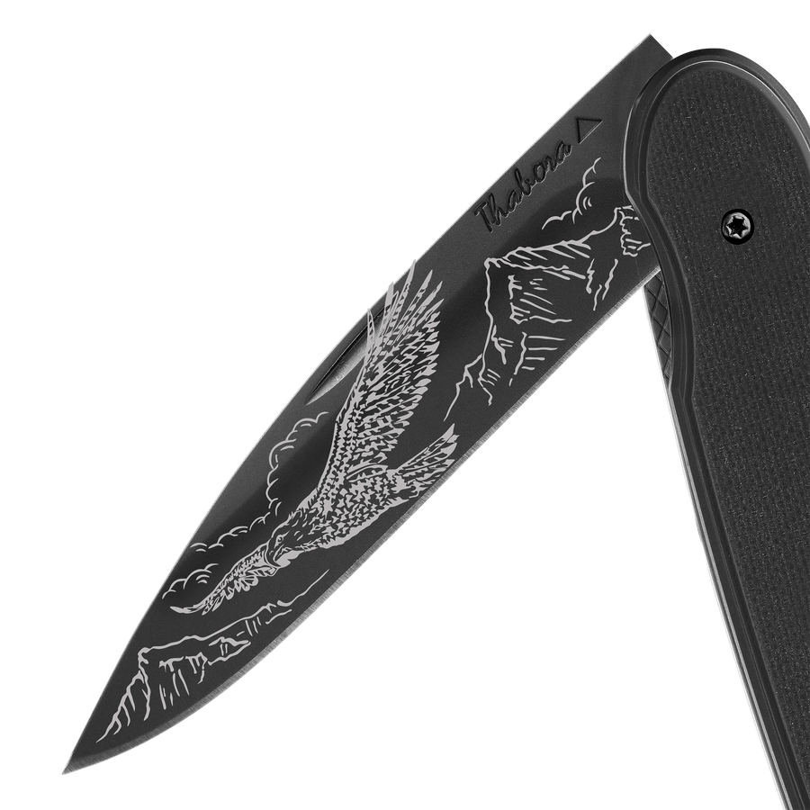 Couteau acier finition titane noir plaquette pleine résine g10 noir motif «aigle»