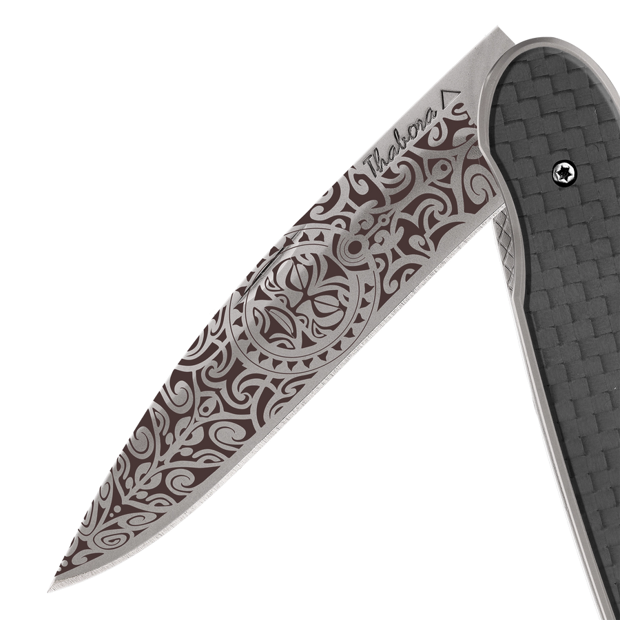 Couteau acier finition titane gris plaquette pleine carbone motif «tiki»