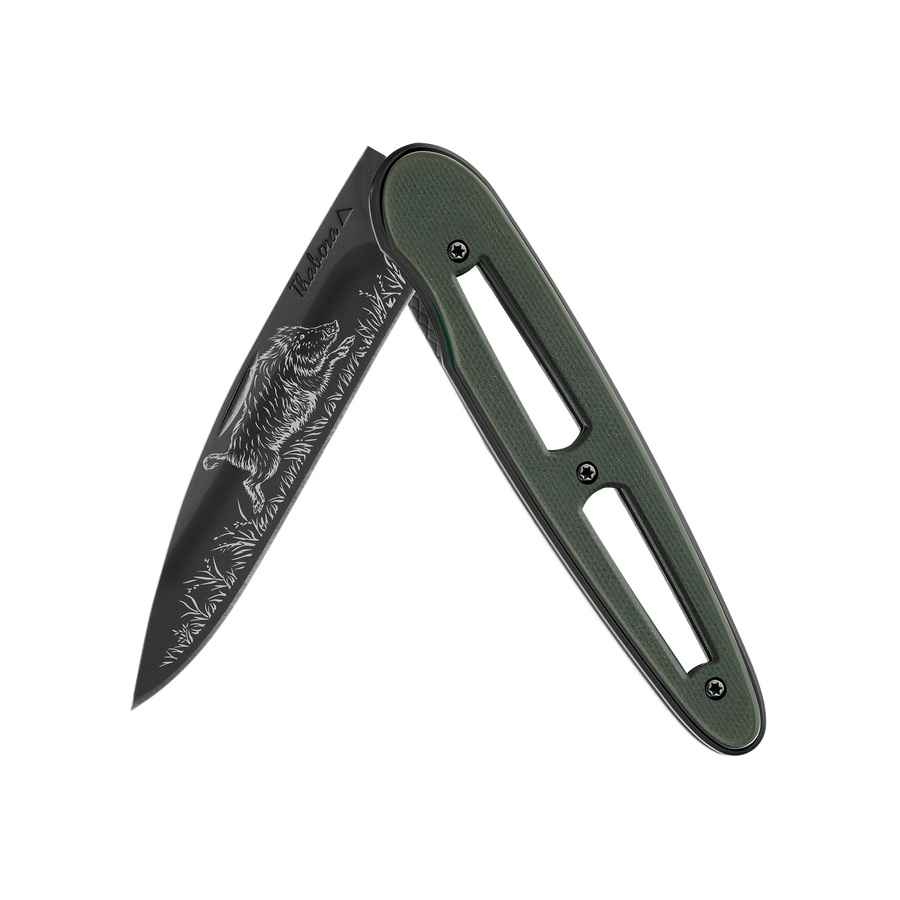 Couteau acier finition titane noir plaquette ajourée résine g10 kaki motif «sanglier»