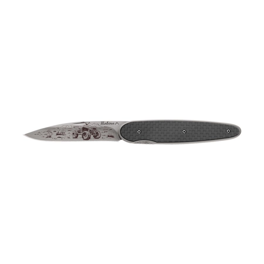 Couteau acier finition titane gris plaquette pleine carbone motif «quad»