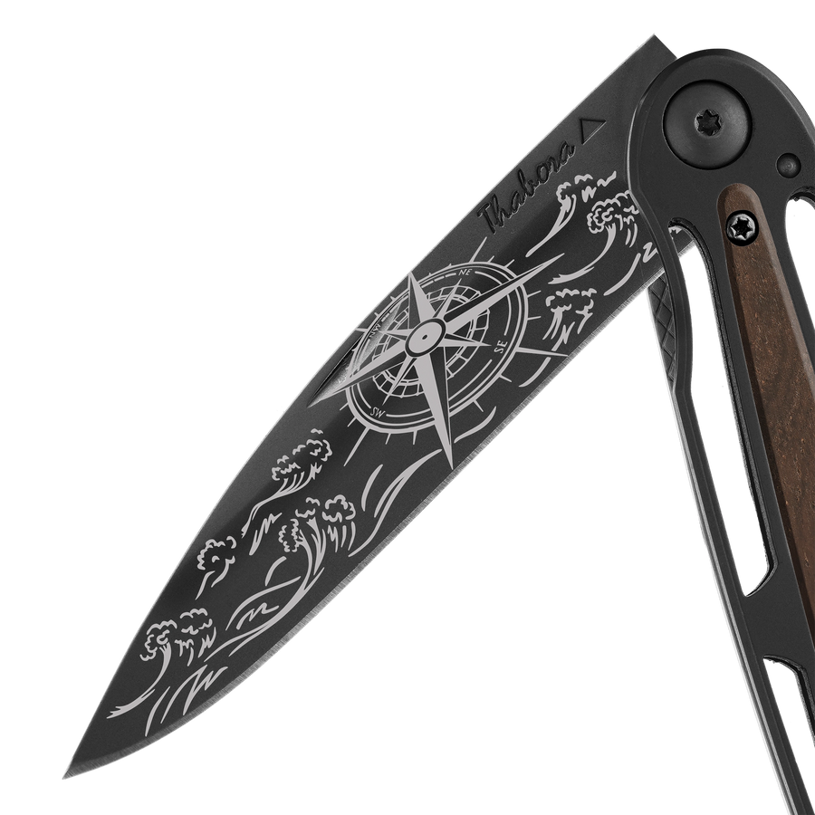 Couteau acier finition titane noir plaquette centrale bois foncé motif «navigation»
