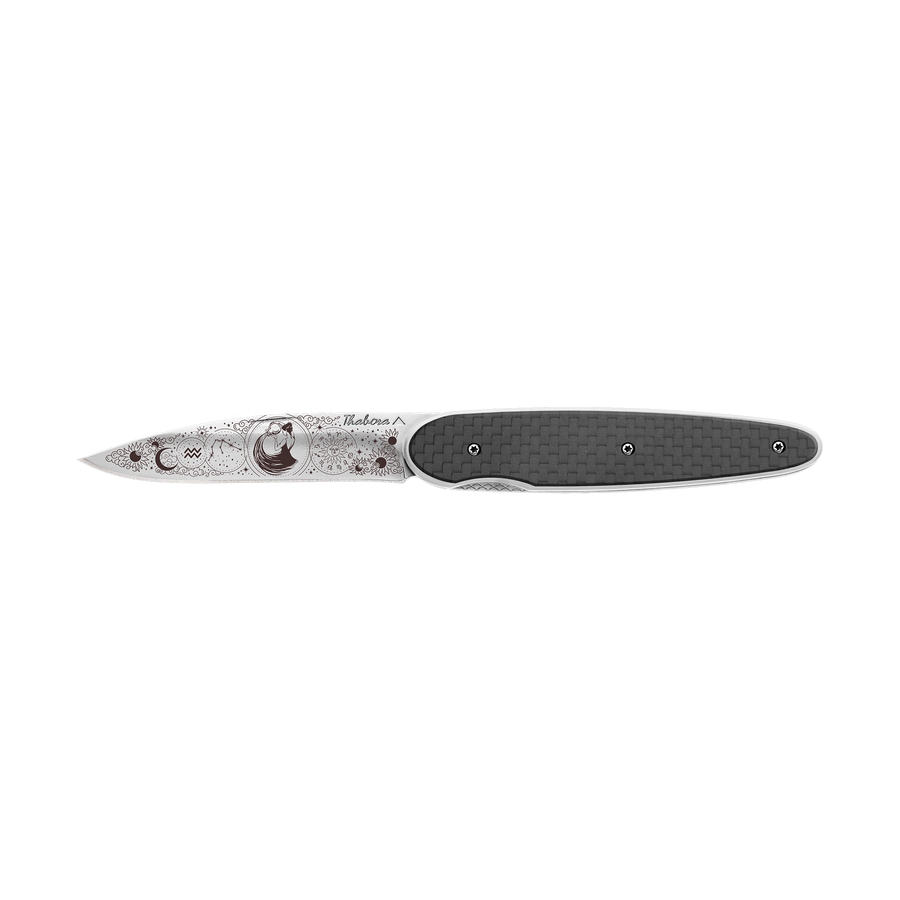Couteau acier finition brillante plaquette pleine carbone motif «zodiaque verseau»