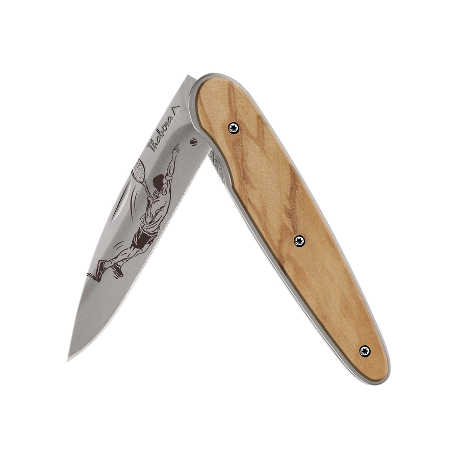Couteau acier finition titane gris plaquette pleine bois clair motif «tennisman»