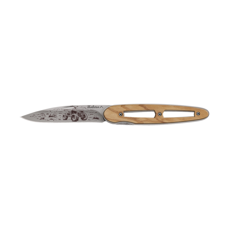 Couteau acier finition titane gris plaquette ajourée bois clair motif «quad»