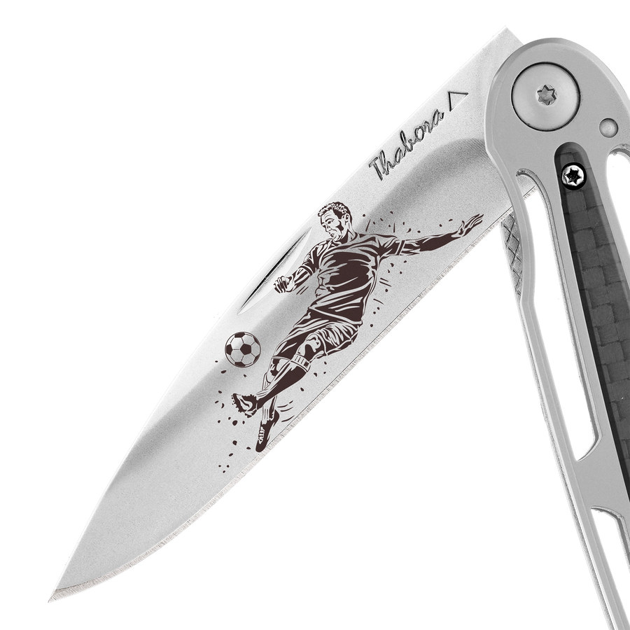 Couteau acier finition brillante plaquette centrale carbone motif «footballeur»