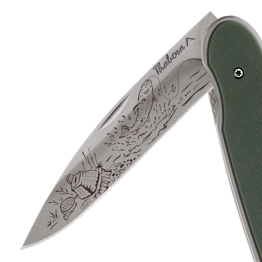 Couteau acier finition titane gris plaquette pleine résine g10 kaki motif «pêche rivière»