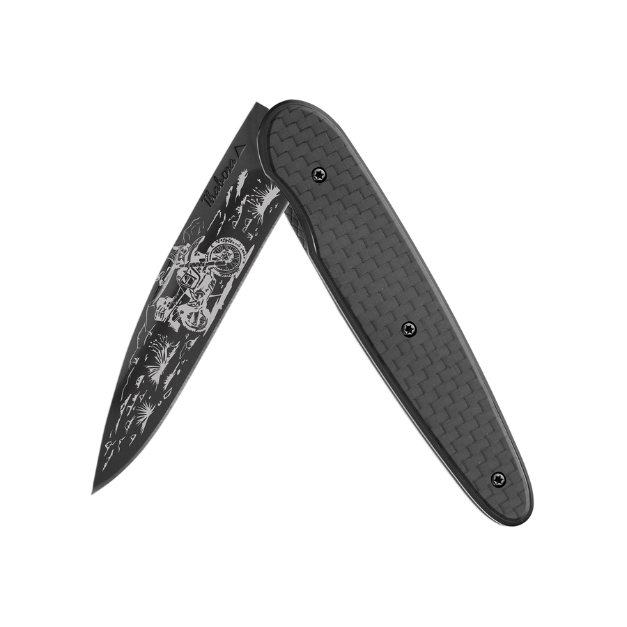 Couteau acier finition titane noir plaquette pleine carbone motif «trail»