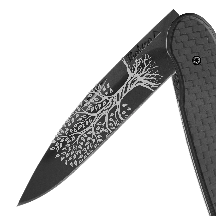 Couteau acier finition titane noir plaquette pleine carbone motif «arbre de vie»