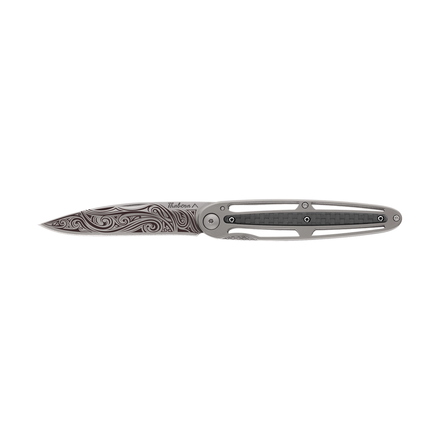 Couteau acier finition titane gris plaquette centrale carbone motif «volutes»