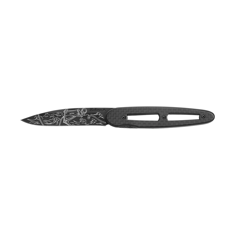 Couteau acier finition titane noir plaquette ajourée carbone motif «ancre»