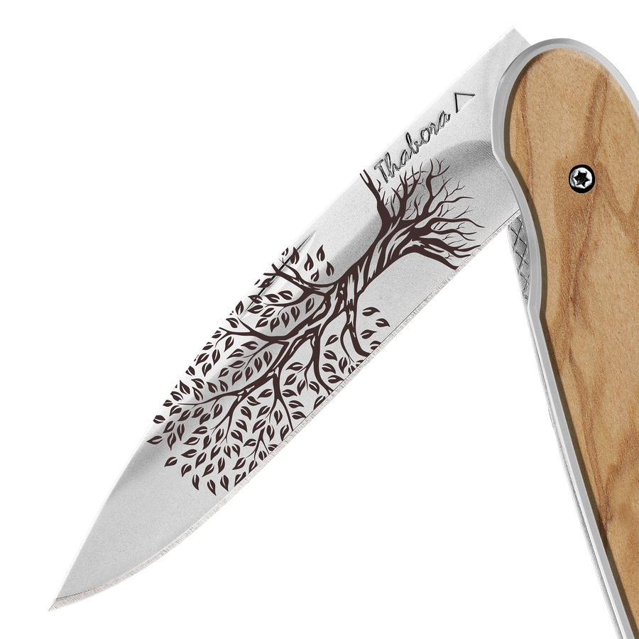 Couteau acier finition brillante plaquette pleine bois clair motif «arbre de vie»