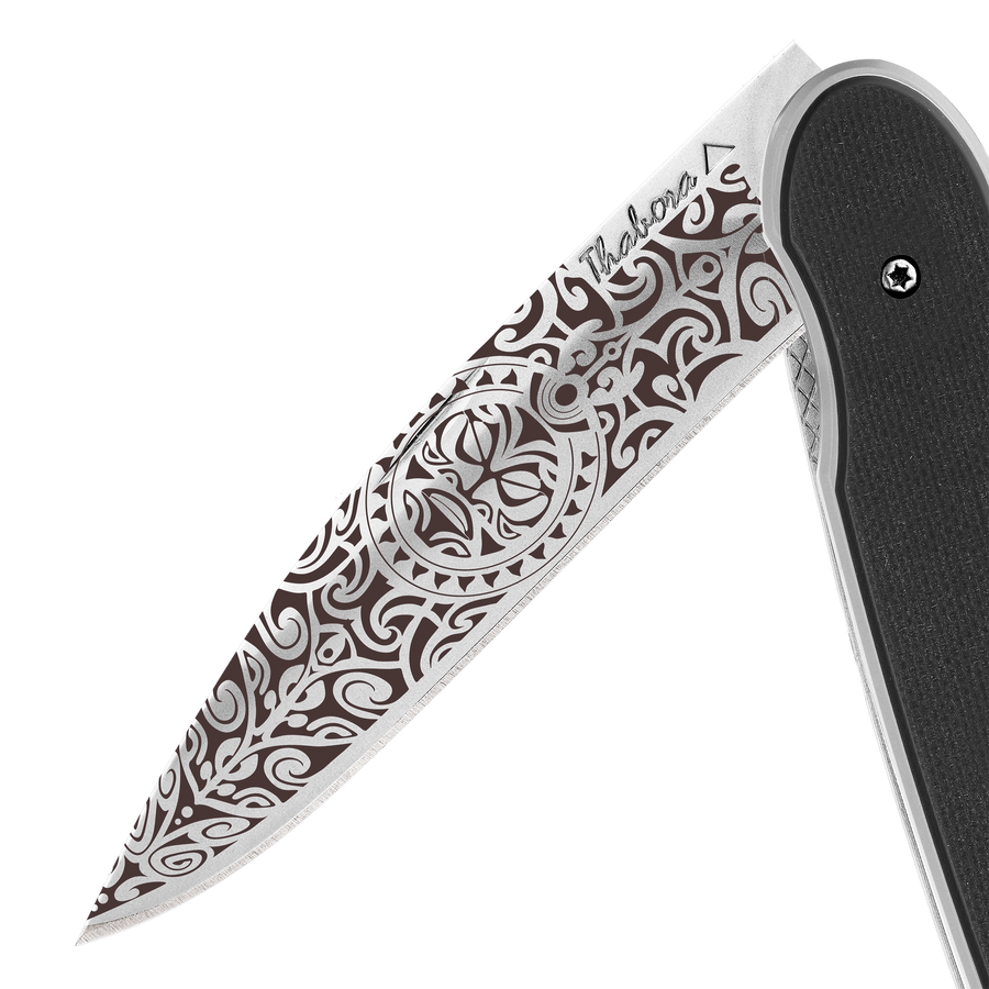 Couteau acier finition brillante plaquette pleine résine g10 noir motif «tiki»
