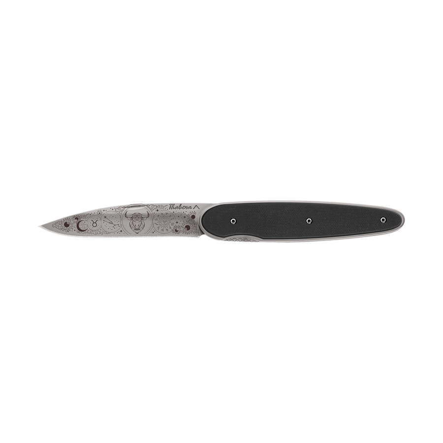 Couteau acier finition titane gris plaquette pleine résine g10 noir motif «zodiaque taureau»
