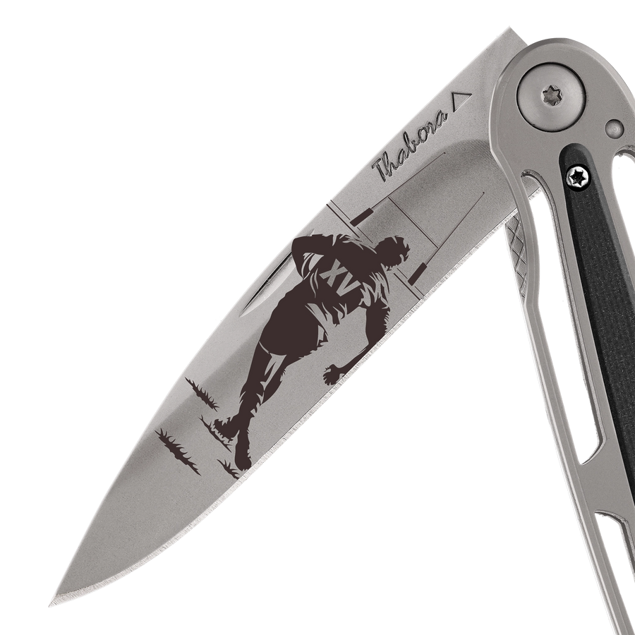 Couteau acier finition titane gris plaquette centrale résine g10 noir motif «rugby»