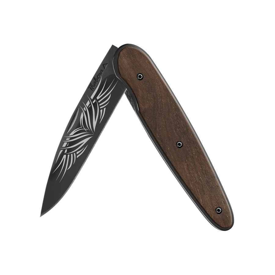 Couteau acier finition titane noir plaquette pleine bois foncé motif «tribal»