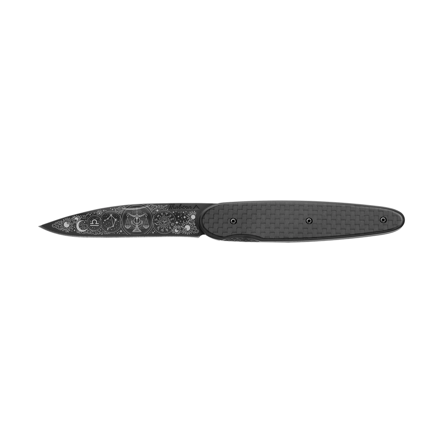Couteau acier finition titane noir plaquette pleine carbone motif «zodiaque balance»