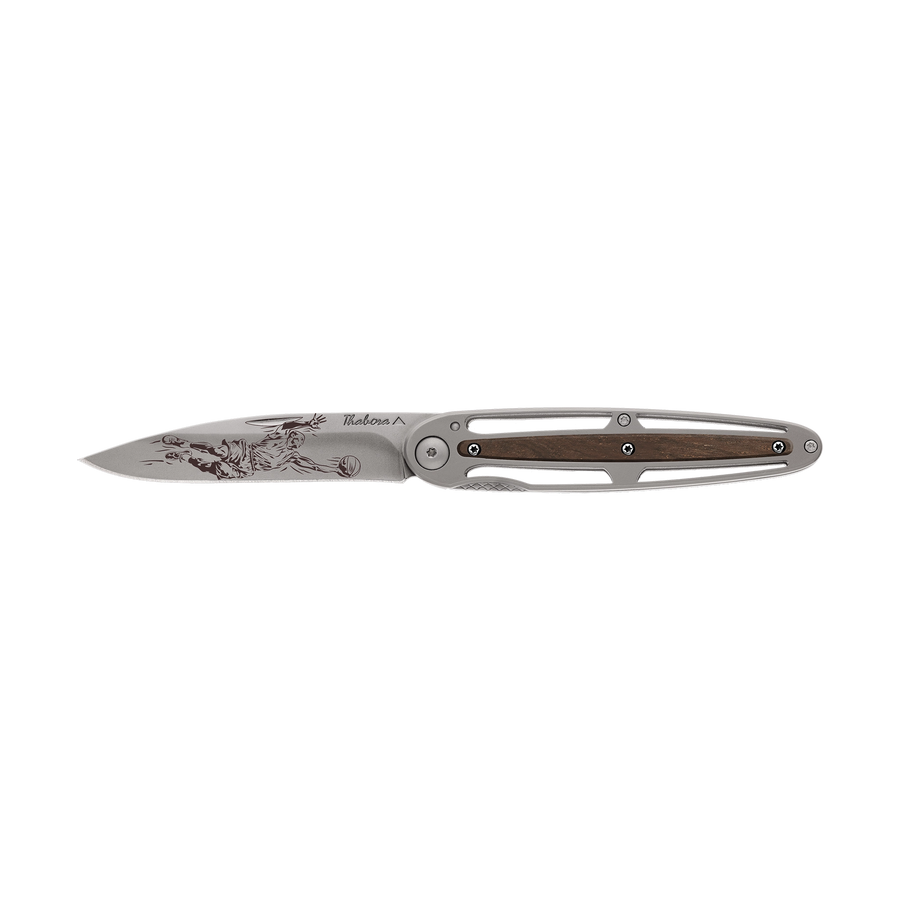 Couteau acier finition titane gris plaquette centrale bois foncé motif «basketteur»