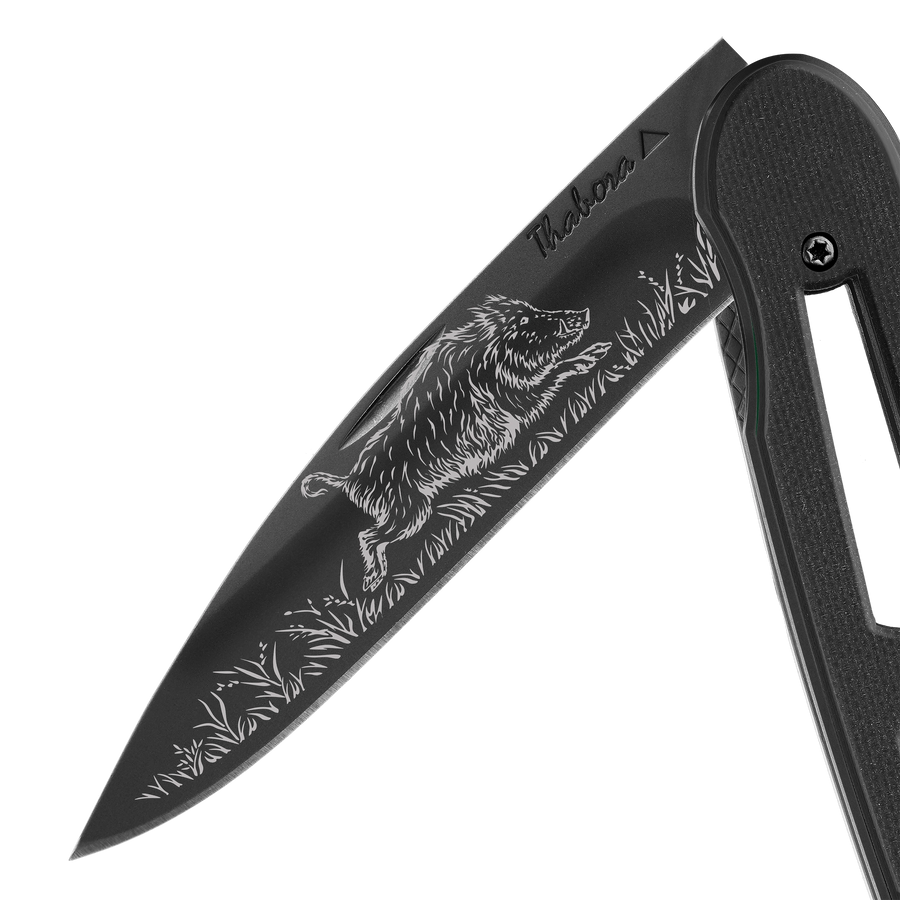 Couteau acier finition titane noir plaquette ajourée résine g10 noir motif «sanglier»