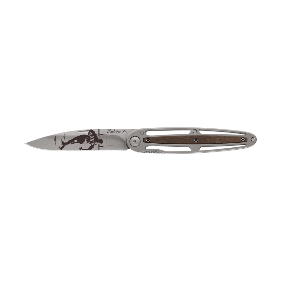 Couteau acier finition titane gris plaquette centrale bois foncé motif «rugby»