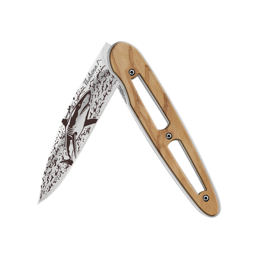Couteau acier finition brillante plaquette ajourée bois clair motif «requin»
