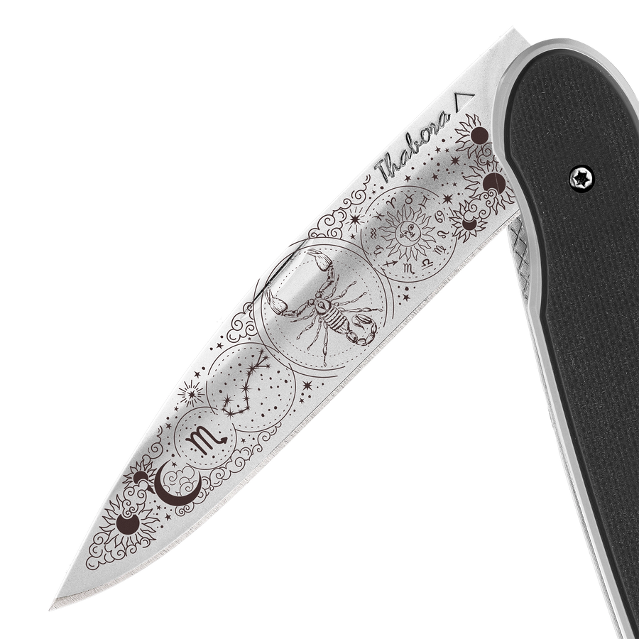 Couteau acier finition brillante plaquette pleine résine g10 noir motif «zodiaque scorpion»