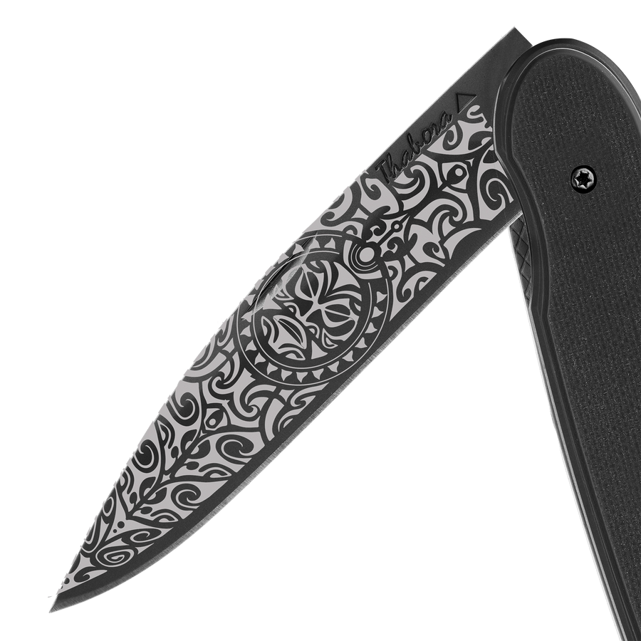 Couteau acier finition titane noir plaquette pleine résine g10 noir motif «tiki»
