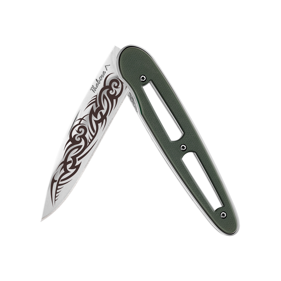 Couteau acier finition brillante plaquette ajourée résine g10 kaki motif «tribal gothique»