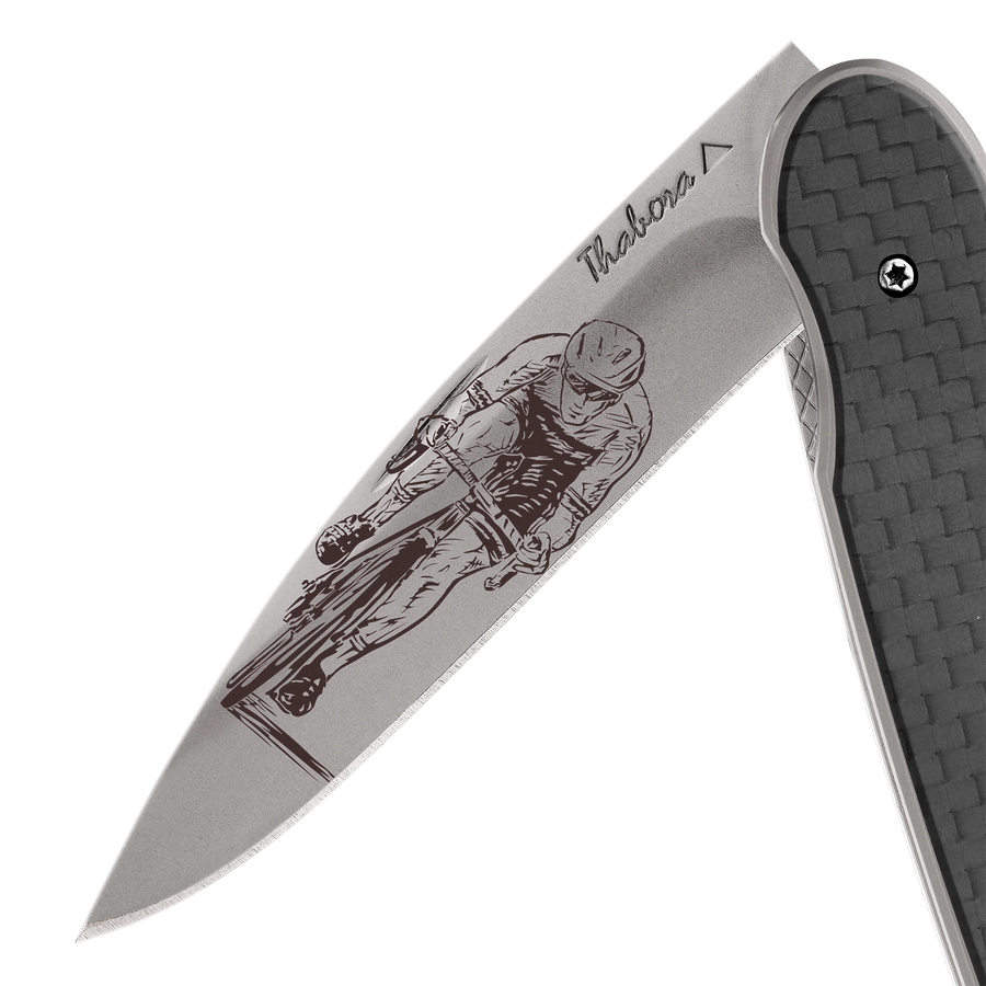 Couteau acier finition titane gris plaquette pleine carbone motif «cycliste»