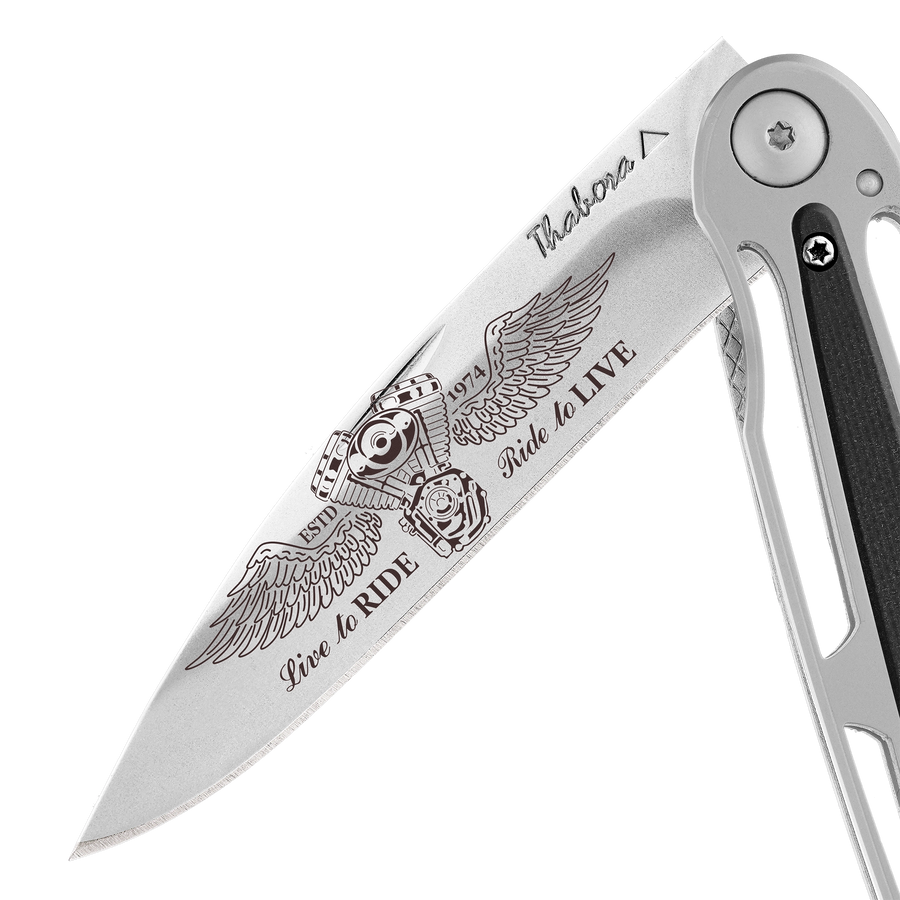 Couteau acier finition brillante plaquette centrale résine g10 noir motif «biker ailes»