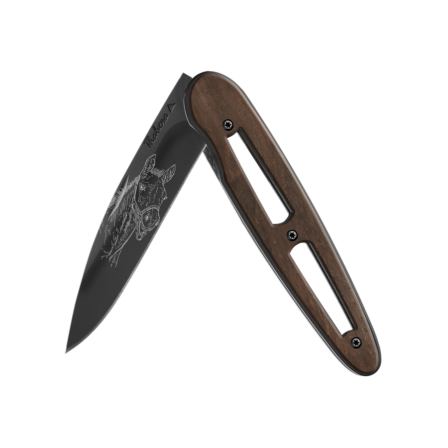 Couteau acier finition titane noir plaquette ajourée bois foncé motif «poulain»