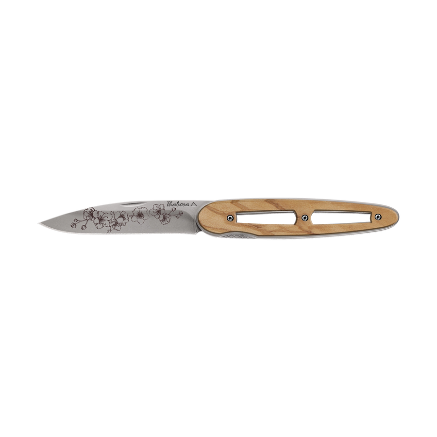 Couteau acier finition titane gris plaquette ajourée bois clair motif «arbre fleuri»