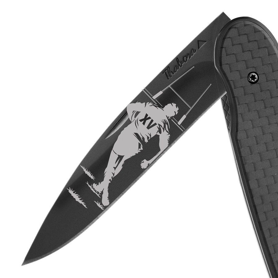 Couteau acier finition titane noir plaquette pleine carbone motif «rugby»