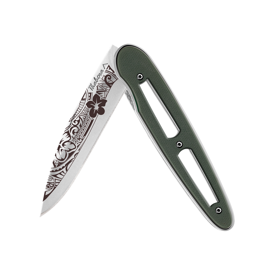 Couteau acier finition brillante plaquette ajourée résine g10 kaki motif «polynésien»