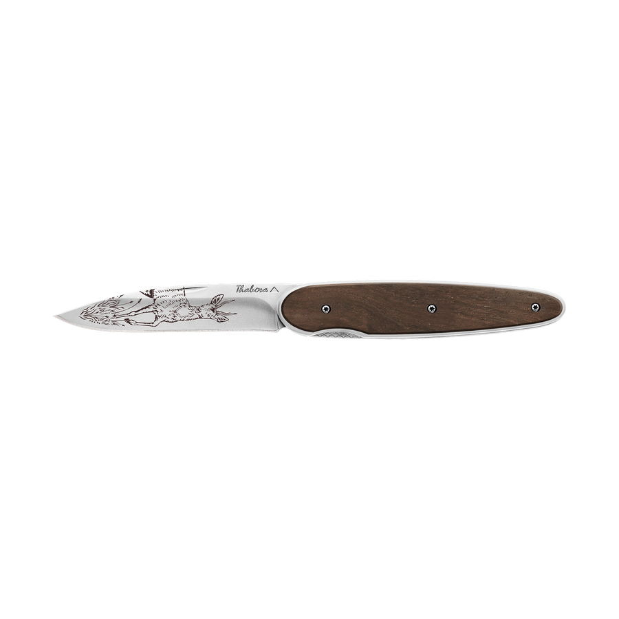Couteau acier finition brillante plaquette pleine bois foncé motif «chevreuil brocard»