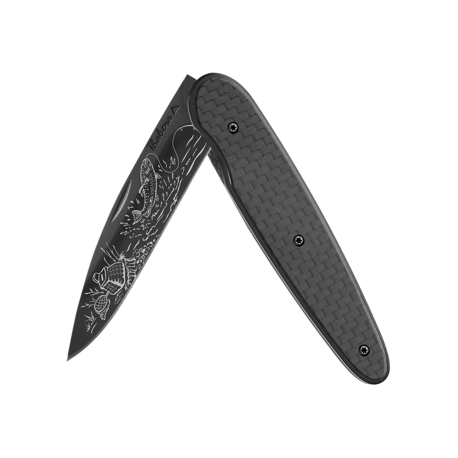 Couteau acier finition titane noir plaquette pleine carbone motif «pêche rivière»