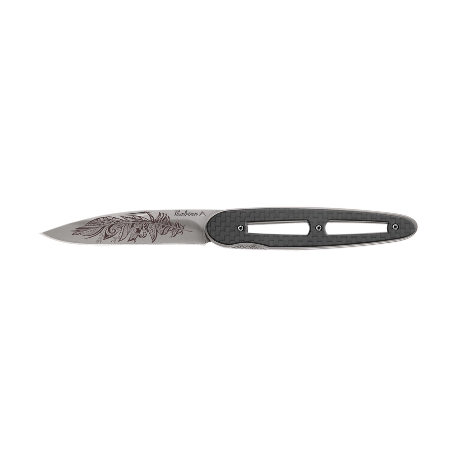 Couteau acier finition titane gris plaquette ajourée carbone motif «plume polynesienne»