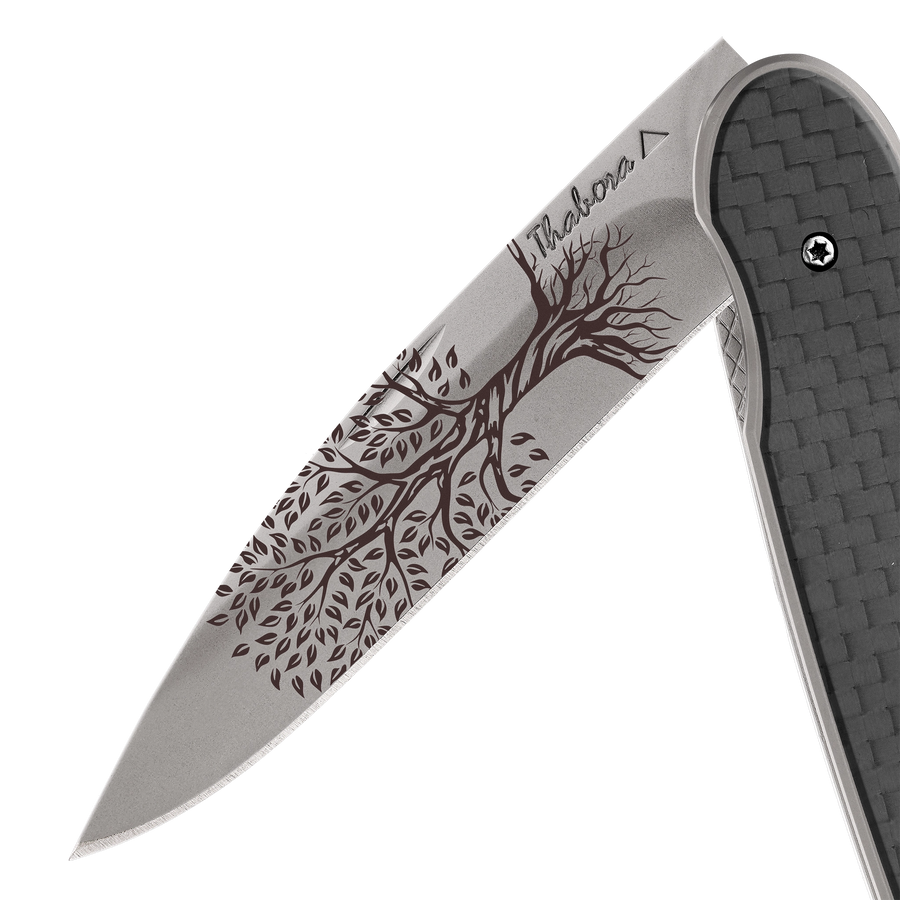 Couteau acier finition titane gris plaquette pleine carbone motif «arbre de vie»