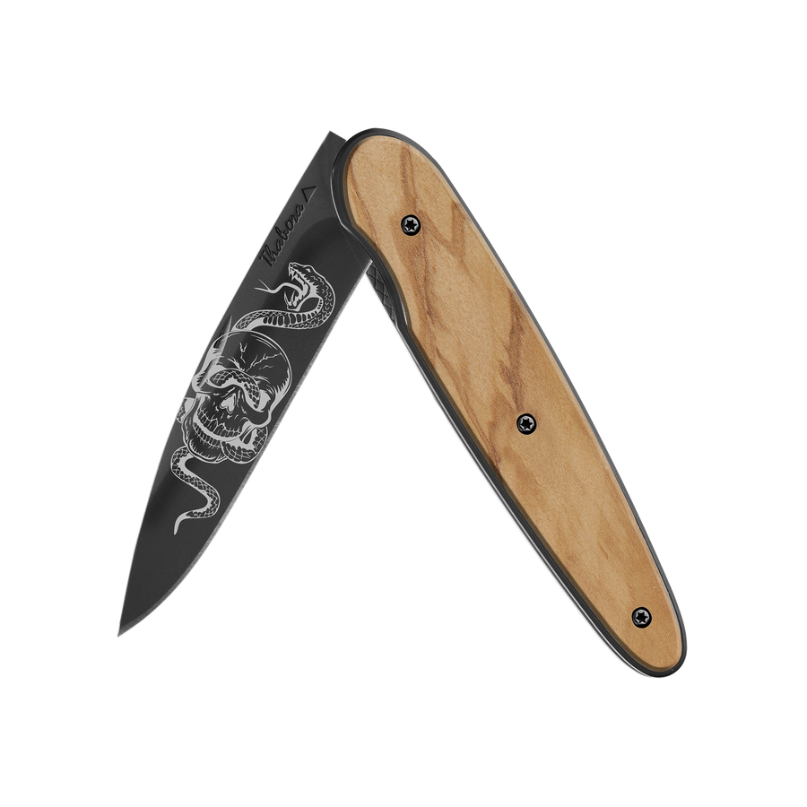 Couteau acier finition titane noir plaquette pleine bois clair motif «tête de mort serpent»