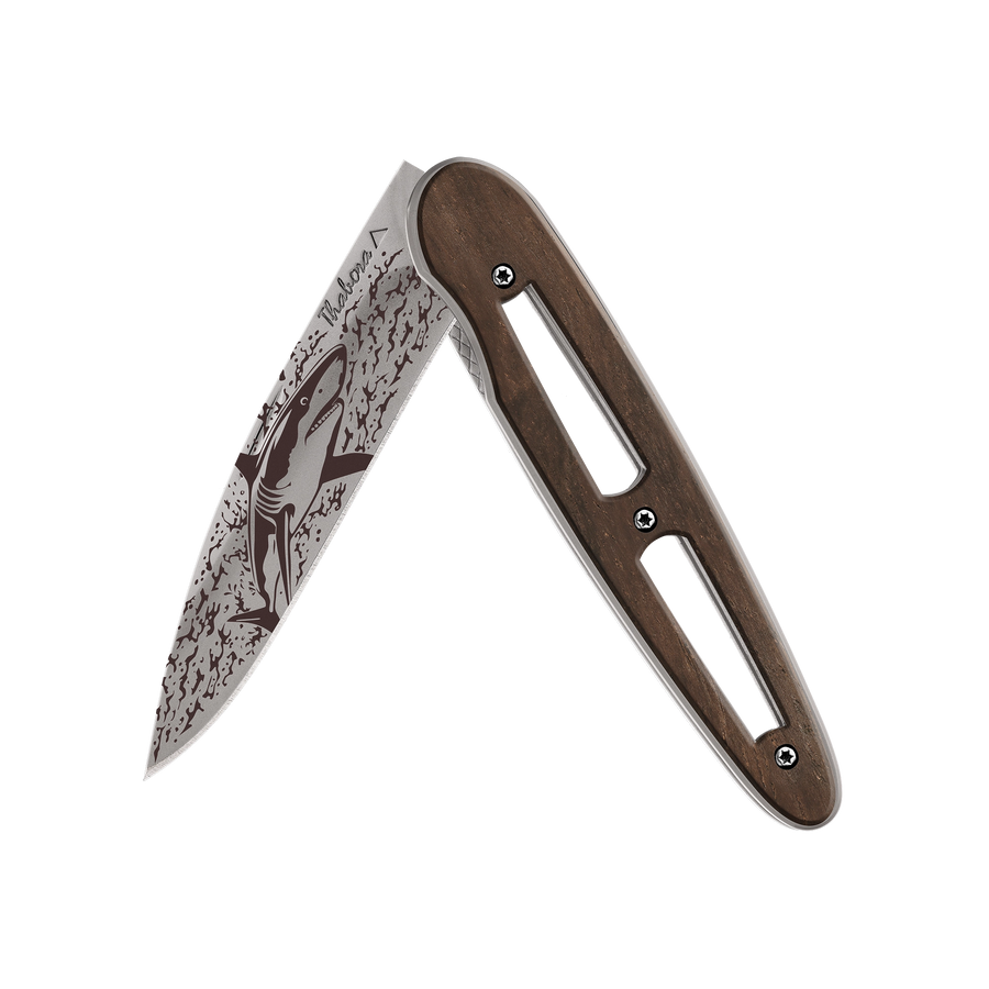 Couteau acier finition titane gris plaquette ajourée bois foncé motif «requin»